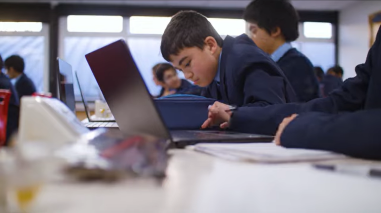 1:1 Devices vs. Textbooks and Paper: What’s the Best Learning Tool in Today’s Classroom?